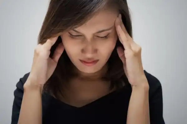 علائم میگرن پریودی + علت و درمان و راههای پیشگیری از آن