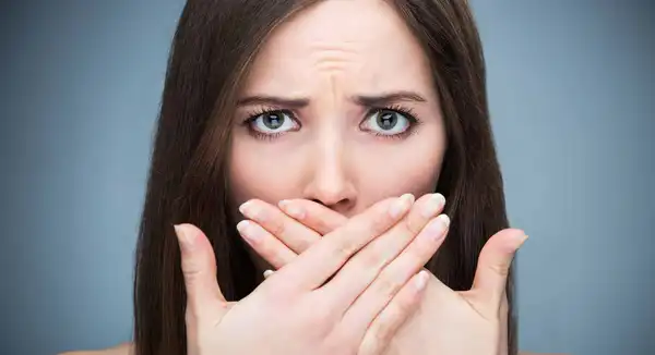 عوارض بوی بد دهان + تشخیص و راههای پیشگیری و درمان آن