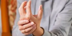 عوارض لرزش دست + تشخیص و راههای پیشگیری و درمان آن