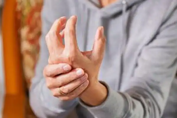 عوارض لرزش دست + تشخیص و راههای پیشگیری و درمان آن