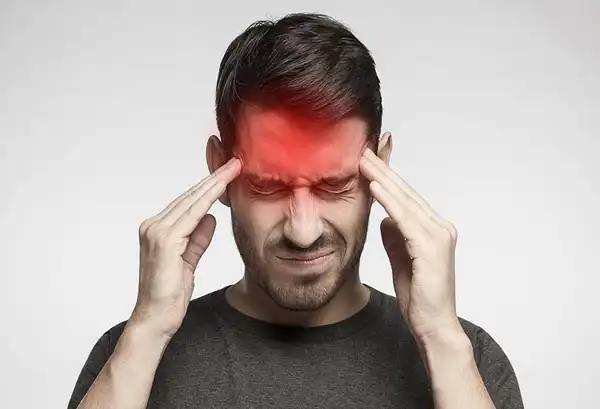 عوارض میگرن چشمی + تشخیص و راههای پیشگیری و درمان آن