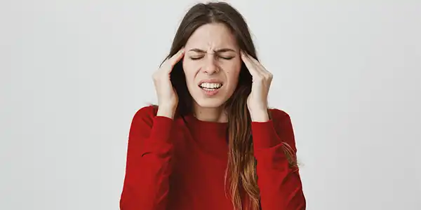 عوارض میگرن پریودی + تشخیص و راههای پیشگیری و درمان آن