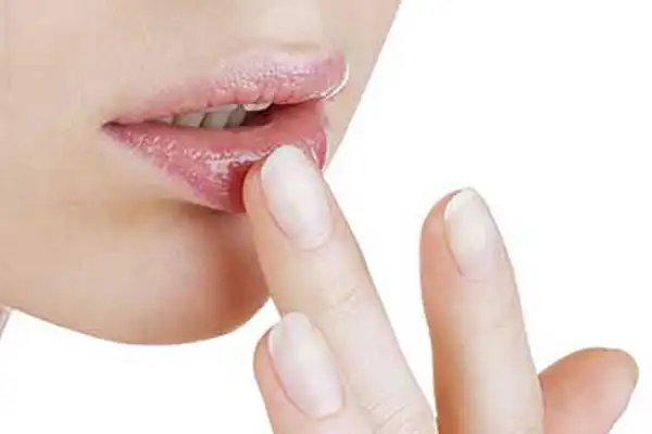 عوارض پوست پوست شدن لب + تشخیص و راههای پیشگیری و درمان آن