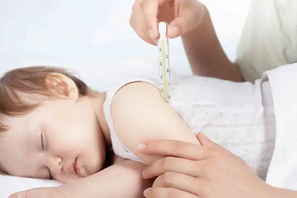 عوارض تب در کودکان + تشخیص و راههای پیشگیری و درمان آن