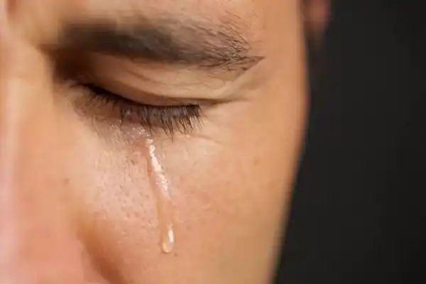 عوارض آبریزش چشم + تشخیص و راههای پیشگیری و درمان آن