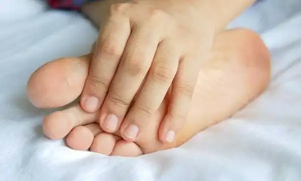 عوارض سوزش کف پا + تشخیص و راههای پیشگیری و درمان آن